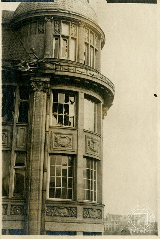 1919. gada 5. novembrī raidītas granātas postījumi ēkai uz Kaļķu un Vaļņu ielas stūra. 1919. gada 7....