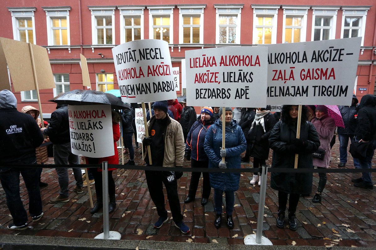 Latvijas-Igaunijas pierobežas iedzīvotāji pie Saeimas protestē pret alkohola akcīzes palielināšanu,...