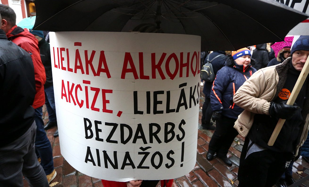 Latvijas-Igaunijas pierobežas iedzīvotāji pie Saeimas protestē pret alkohola akcīzes palielināšanu,...