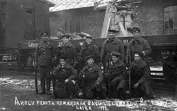 Latvijas armijas bruņuvilciens Nr. 5 (“Kalpaks”) ar angļu aizdoto 77 mm lielgabalu un angļu jūrnieku...