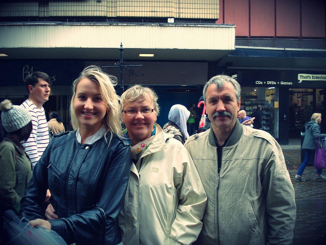 Lauma un viņas vecāki Lielbritānijā, pirmo reizi apciemojot 2012.gadā
