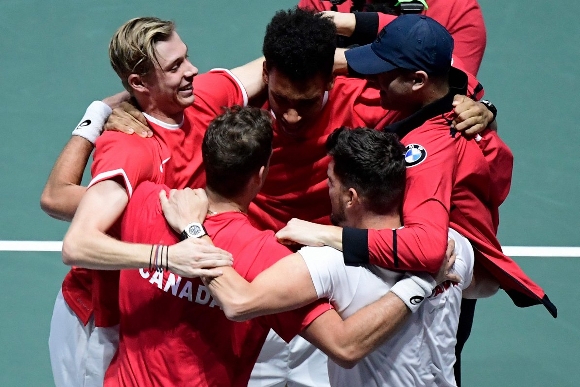 Kanādas tenisa izlase priecājas par sasniegumu