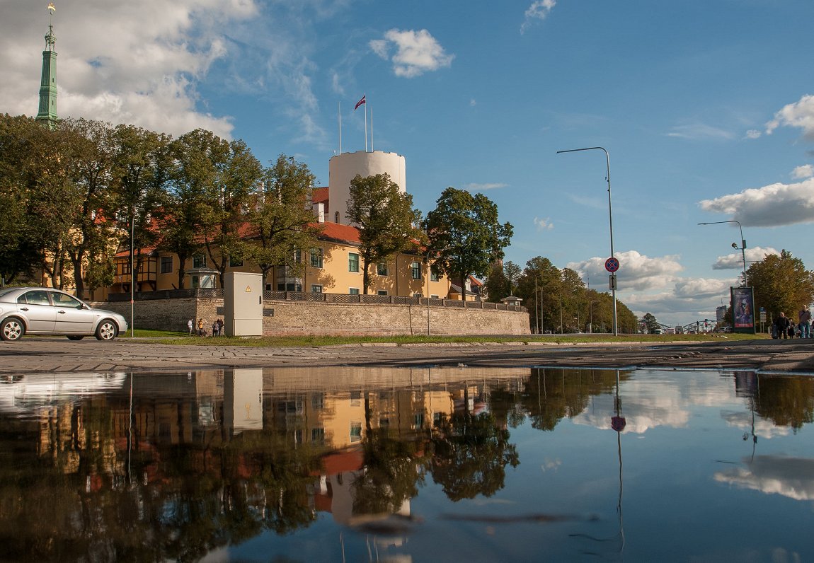 Rīgas pils no 11. novembra krastmalas puses. 2019. gada oktobris.