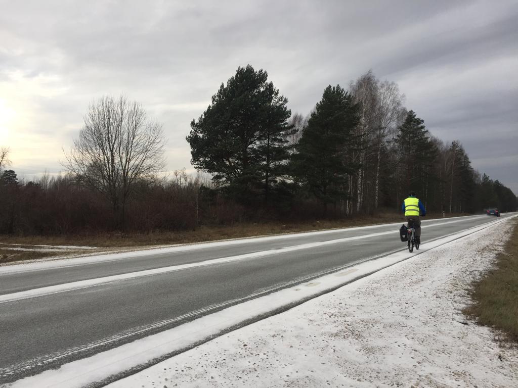 Talsu un Jēkabpils apkārtnē autoceļi vietām apledo