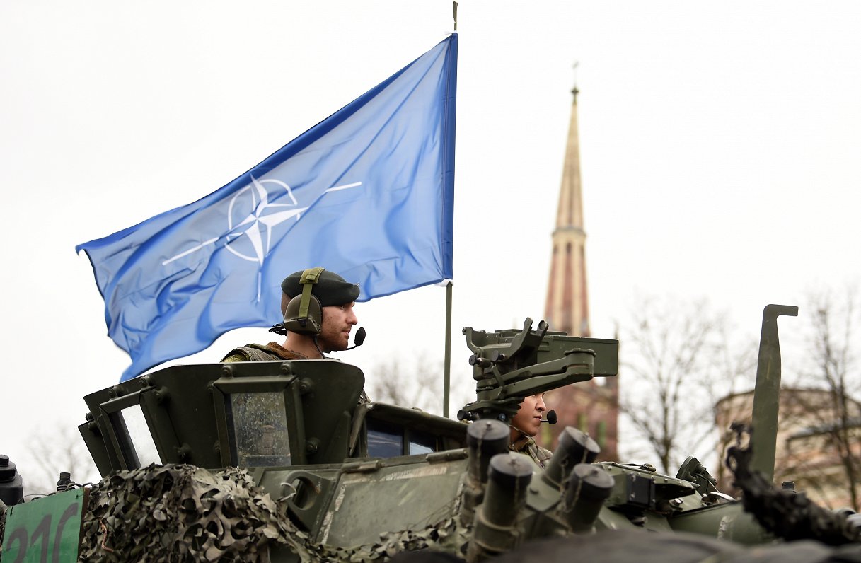 Военный НАТО во время парада. Иллюстративное фото.