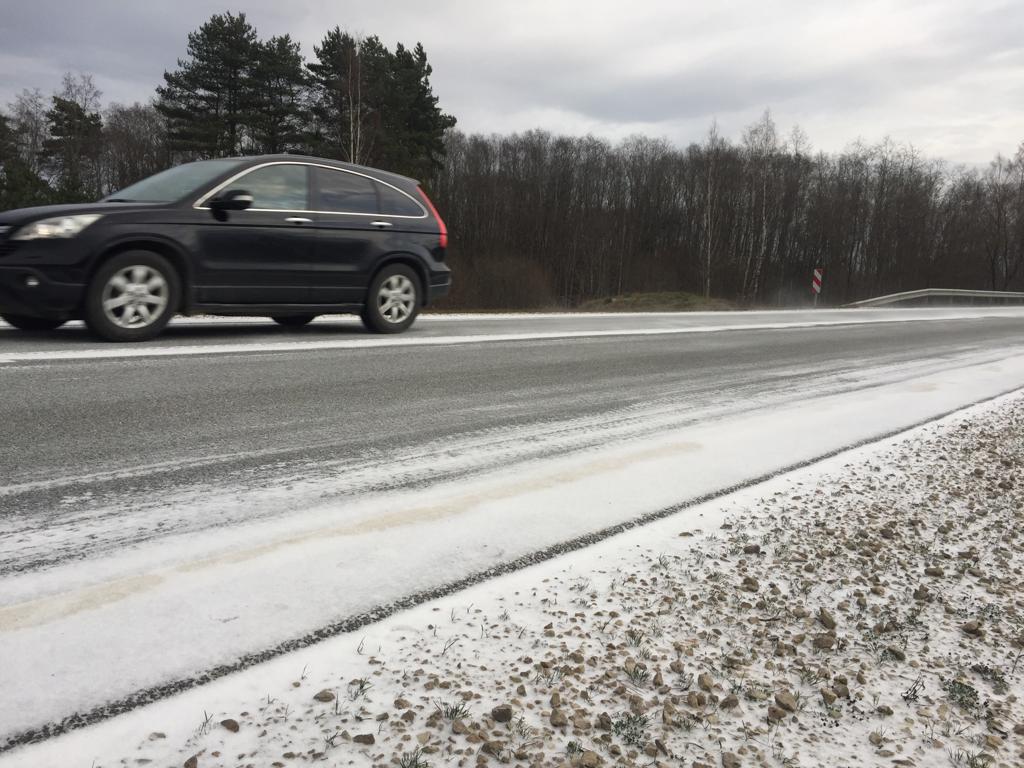 Apledojums un sniegoti autoceļi apgrūtina braukšanu lielā daļā valsts teritorijas