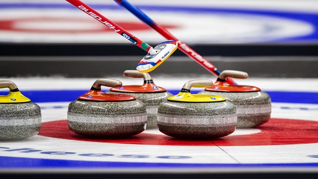 Latvijas kērlingisti gūst pirmās uzvaras jaukto pāru olimpiskajā kvalifikācijas turnīrā