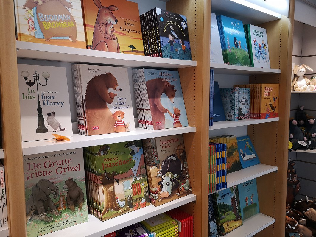 1.	Frīzu valodā izdotu bērnu grāmatu stends organizācijas “Afûk” veikalā Leuvardēnā.