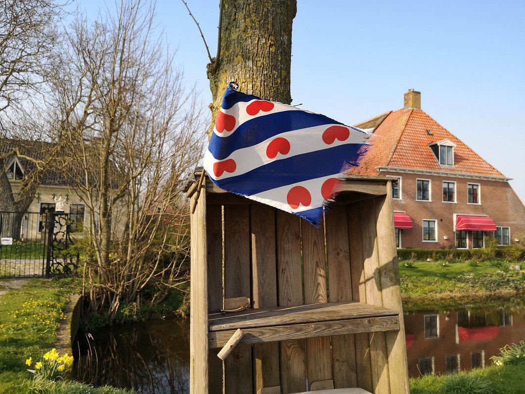 3.	Frīzu karogs, kuru var redzēt pie daudzām mājām Frīzlandes provincē.