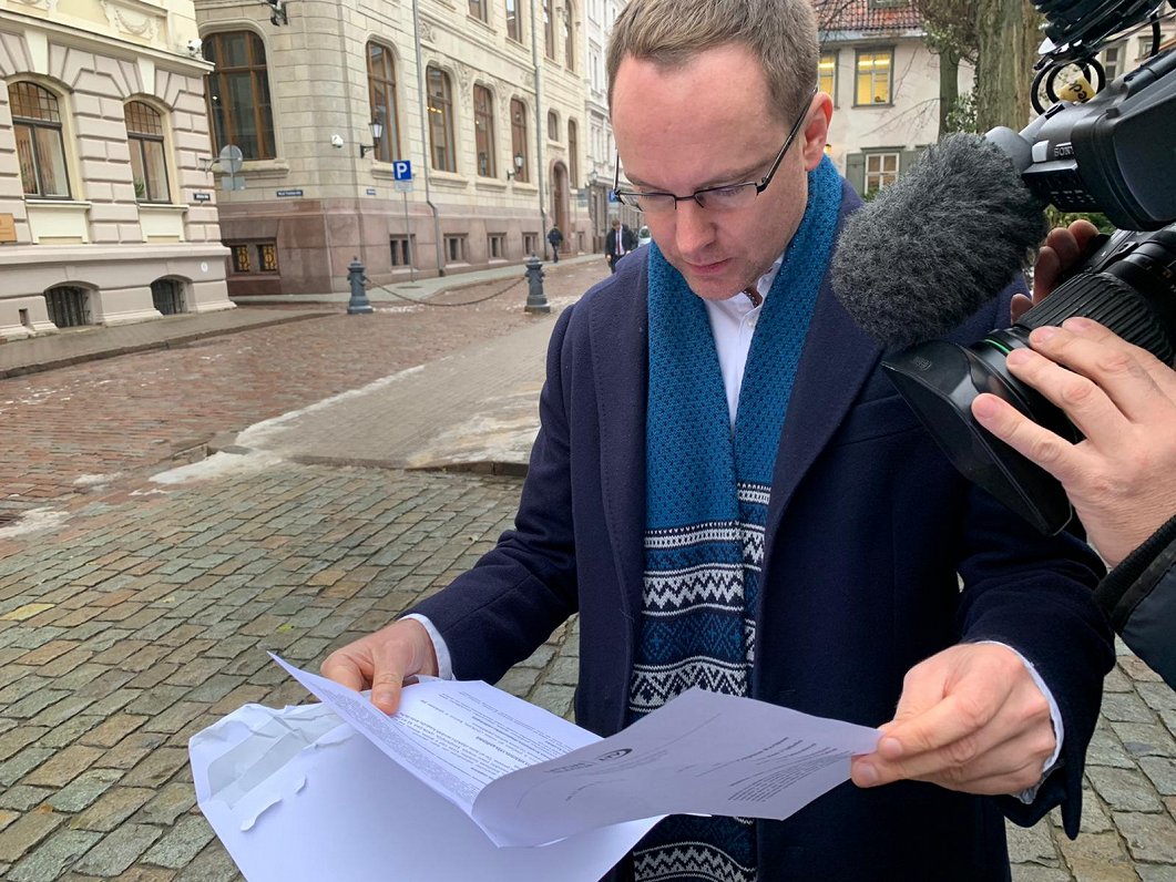 Andris Skride saņem LTV Ziņu dienesta vēstuli
