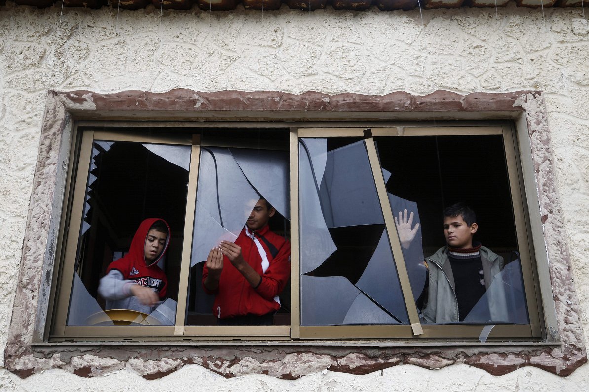 Palestīnieši pie gaisa uzbrukumā Gazas joslai izsistajiem logiem