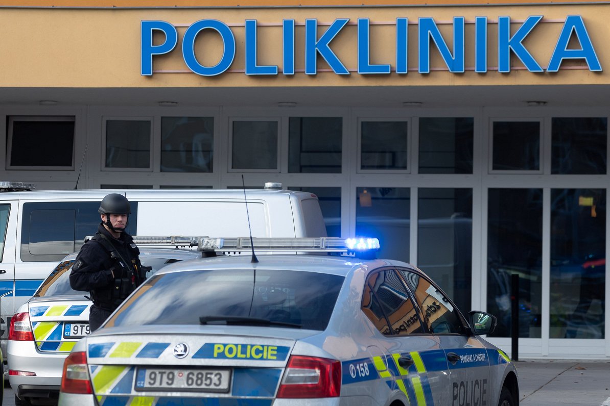 Policija pie Ostravas slimnīcas, kur notika apšaude. 10.12.2019