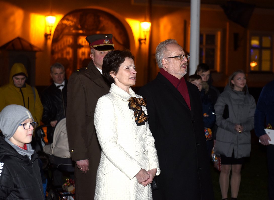 Valsts prezidents iededz Rīgas pils svētku egli