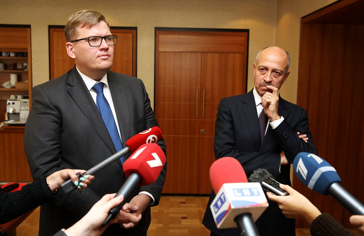 No kreisās vides aizsardzības un reģionālās attīstības ministrs Juris Pūce un Rīgas mērs Oļegs Burov...
