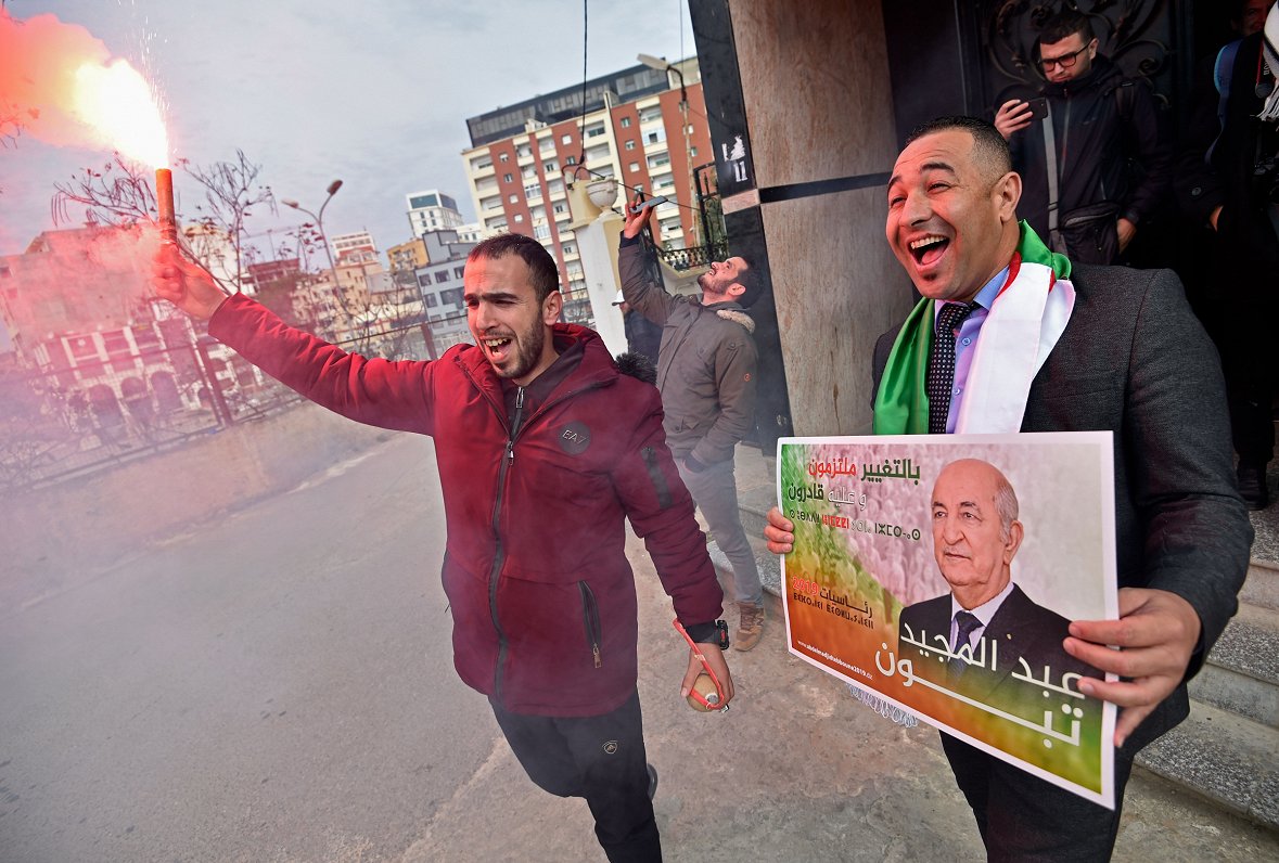 Vēlētāji Alžīrijā, kur prezidenta vēlēšanās uzvarēja bijušais premjerministrs Abdelmadžids Tebune. 1...