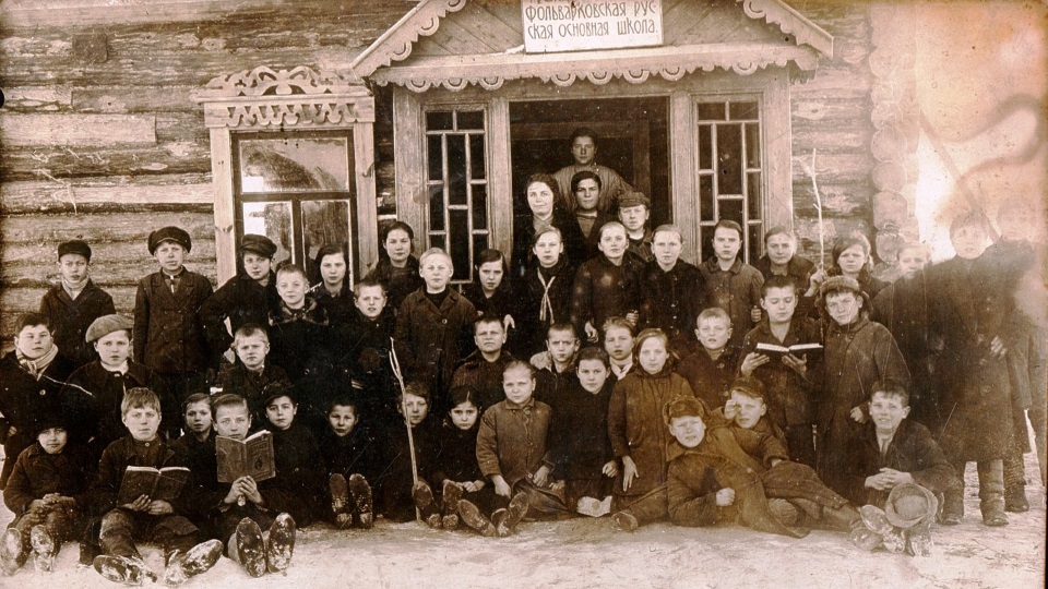 Krievu vecticībnieku pamatskolas skolēni ciematā pie Aglonas. 1932.gadā