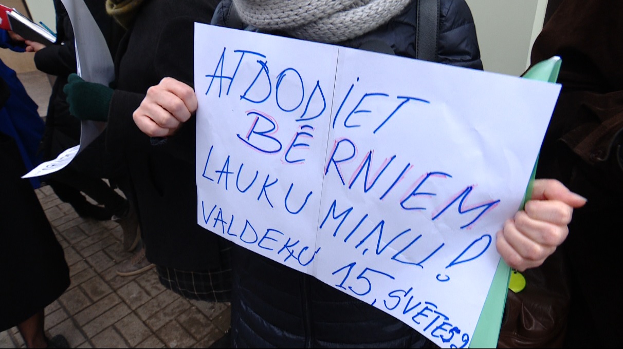 Iedzīvotāji piketē pret bērnu laukuma nojaukšanu Valdeķu ielā 15, Rīgā. 18.19.2019.