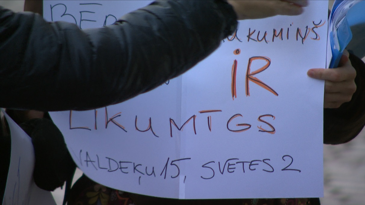 Iedzīvotāji piketē pret bērnu laukuma nojaukšanu Valdeķu ielā 15, Rīgā. 18.19.2019.