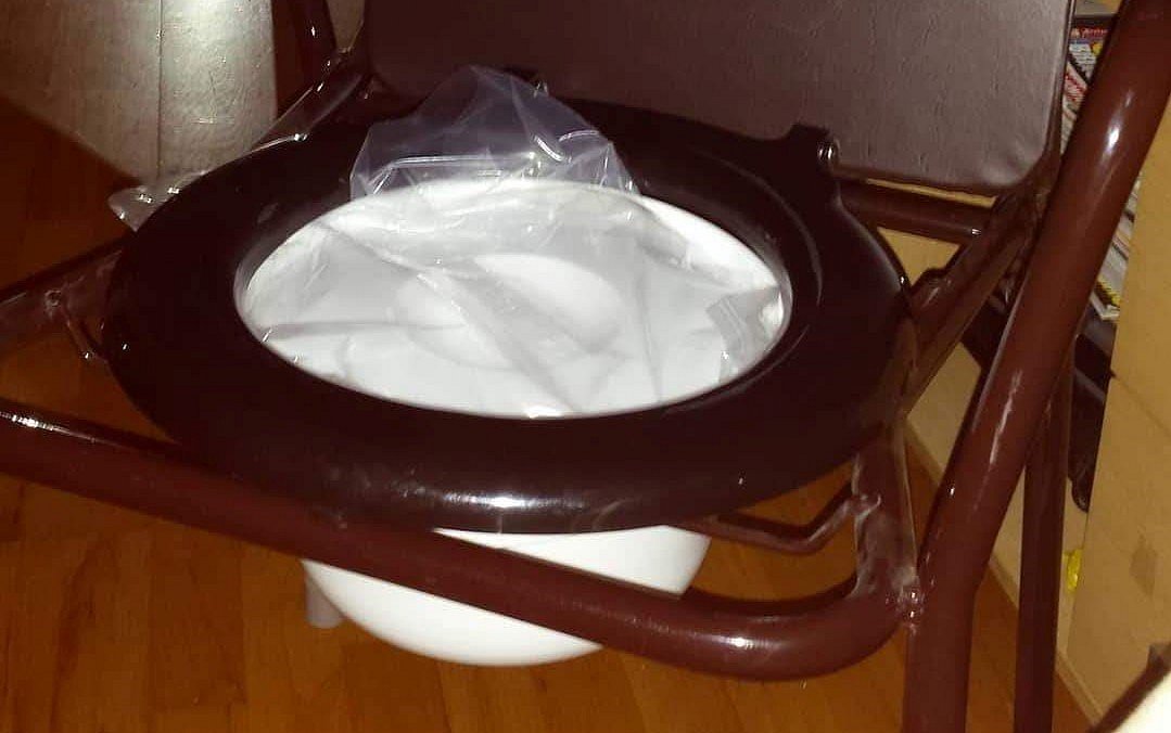 Aprīkojums no aprūpes centra: istabas tualetes krēsls ar vienreizējās lietošanas maisiņiem