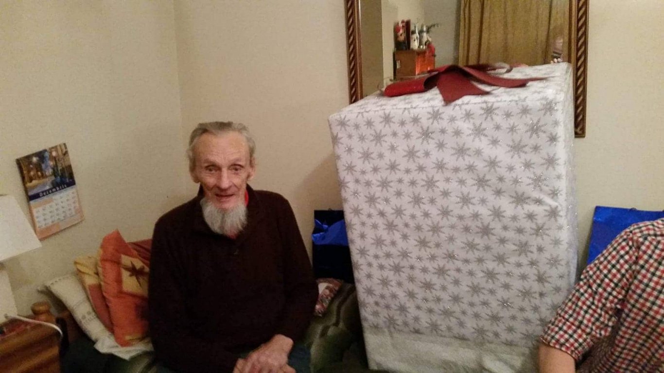Ritmas tētis ar Ziemassvētku dāvanu. Selbridža, Īrija, 2016. gads