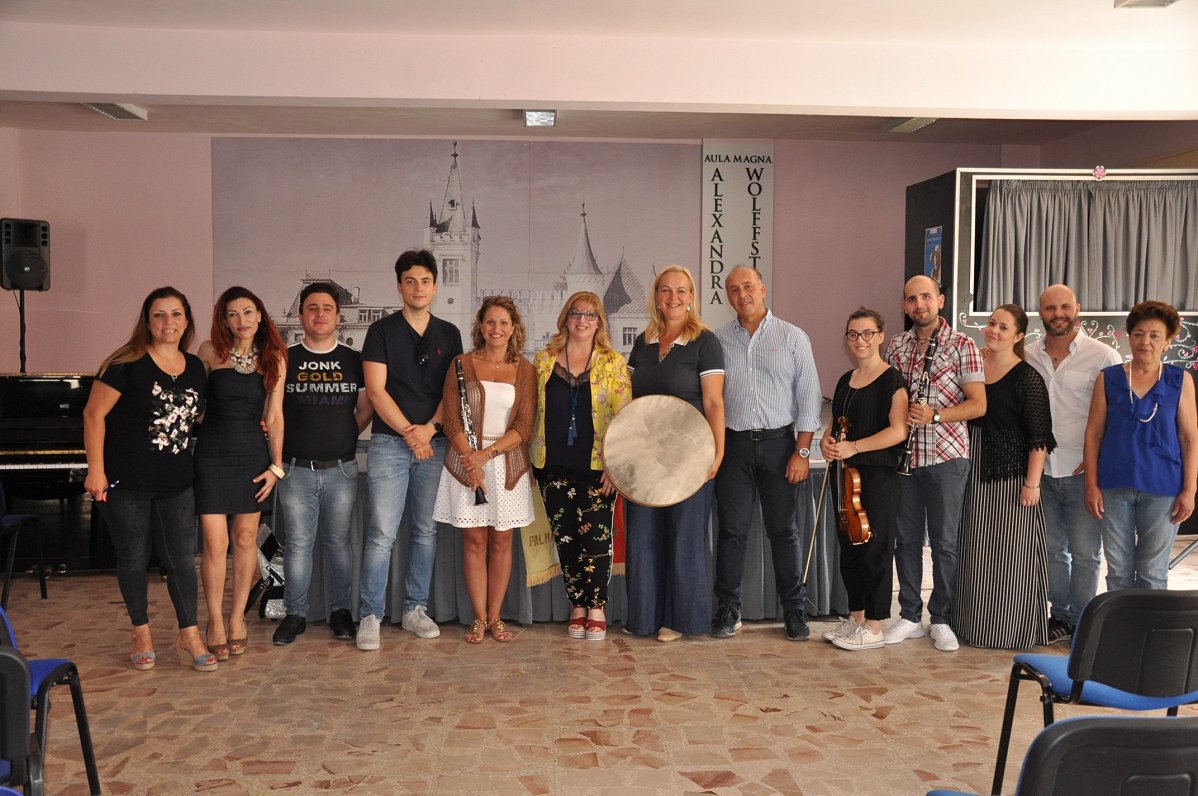 Skolotāju orķestris un Ilze Atardo ar vīru Džuzepes Tomazi di Lampedūzas vārdā nosauktās skolas šoga...