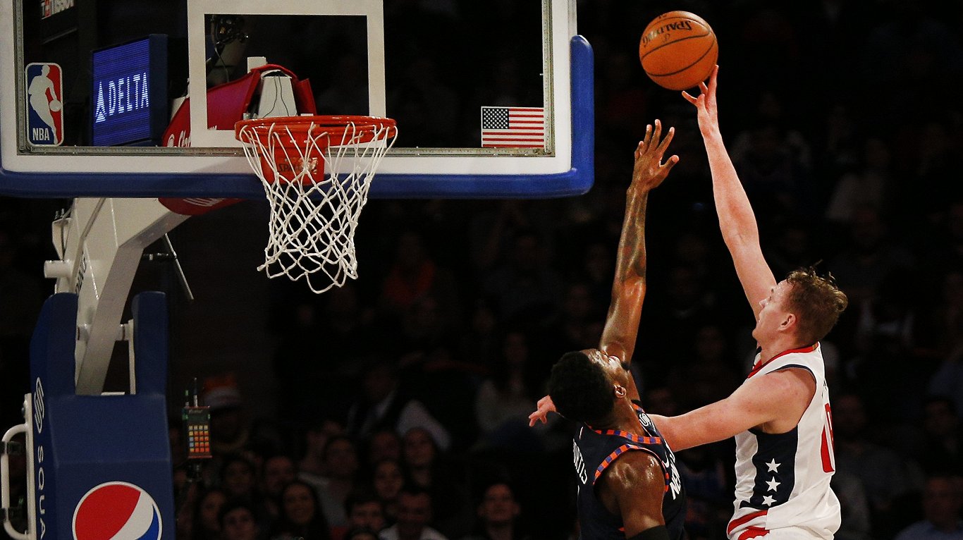 Anžejs Pasečņiks (pa labi) uzbrūk grozam spēlē pret Ņujorkas &quot;Knicks&quot;