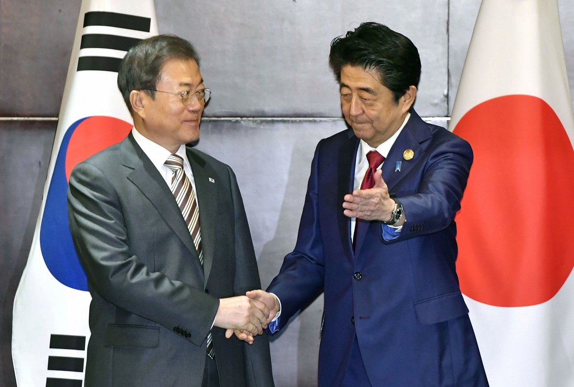 Dienvidkorejas prezidents Muns Džeins un Japānas premjers Šinzo Abe, 24.12.2019
