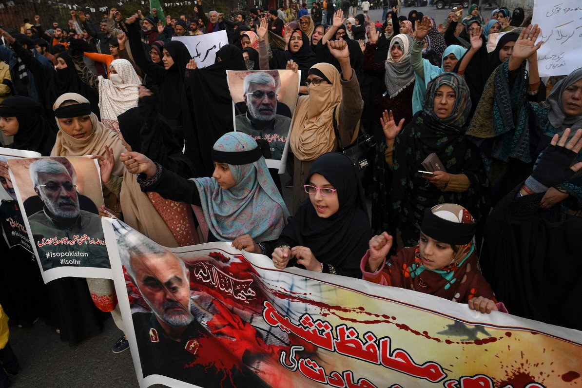 Cilvēki Irākā protestē pret ģenerāļa Soleimani nogalināšanu (03.01.2020)
