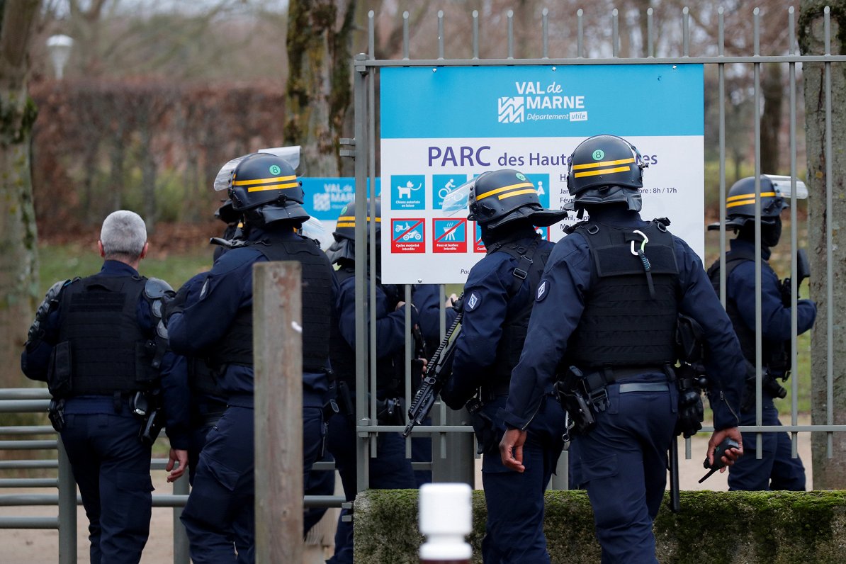 Policija Parīzes piepilsētas parkā, kurā vīrietis garāmgājējiem uzbruka ar nazi (03.01.2020)