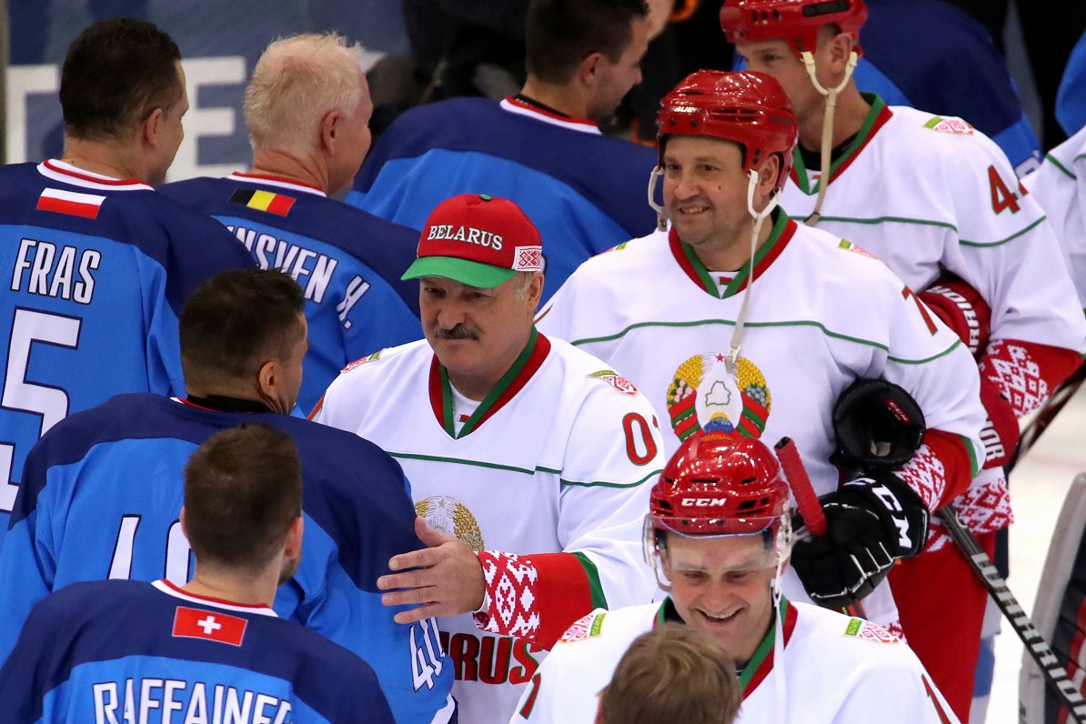 Aleksandrs Lukašenko (centrā) Ziemassvētku hokeja turnīrā