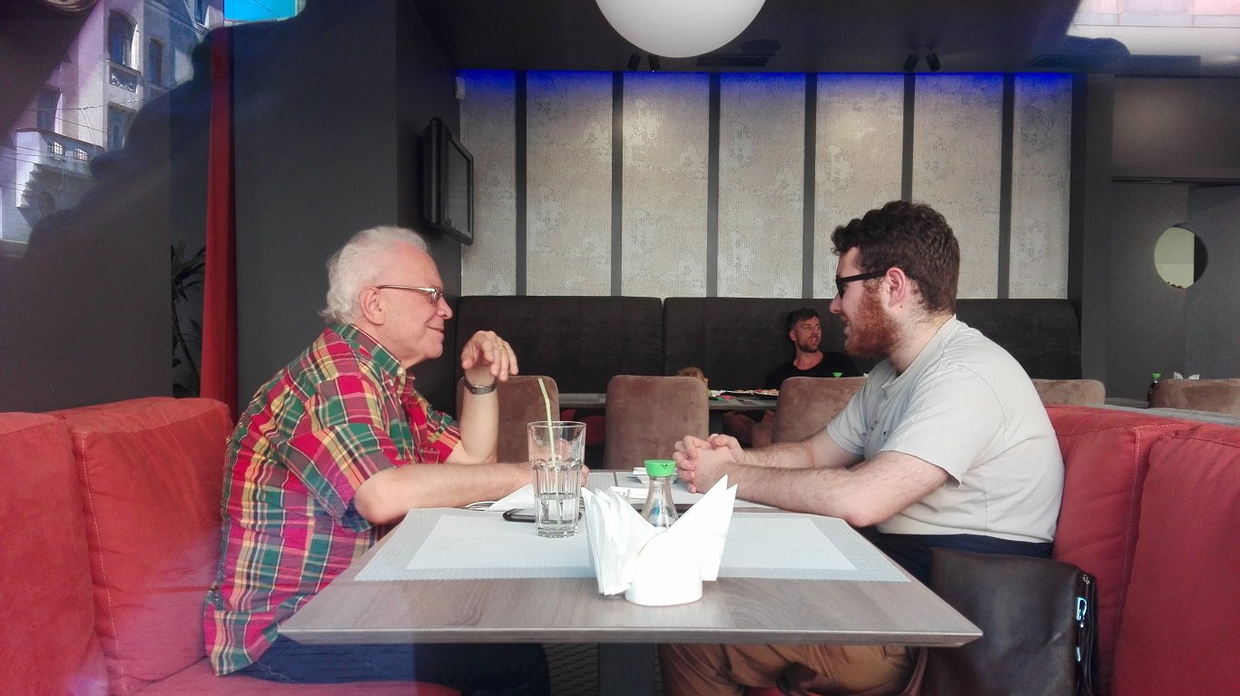 Раффи Хараджанян в кафе с сыном Испиром