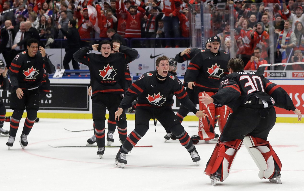 Kanādas U-20 izlase līksmo pēc uzvara pasaules čempionātā