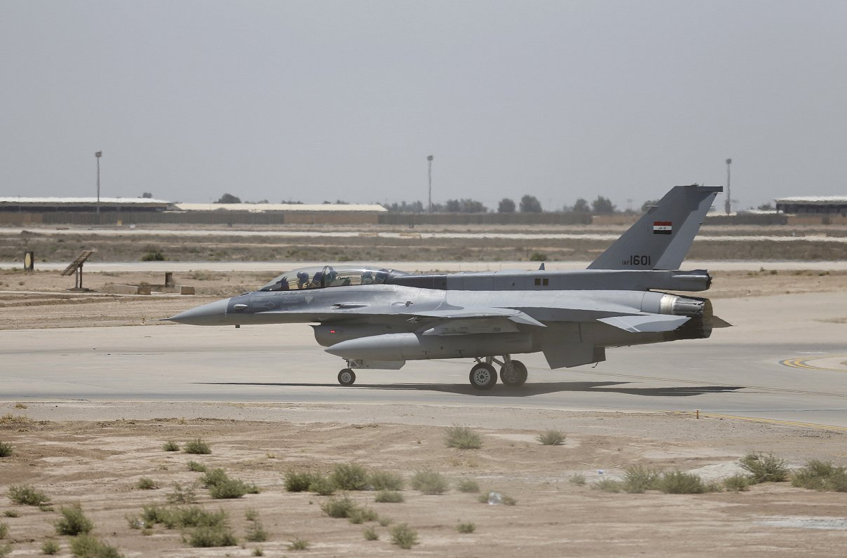 F-16 iznīcinātājs Al Baladas bāzē Irākā