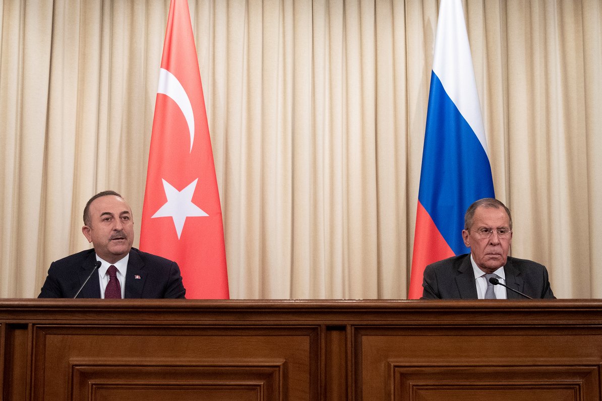 Attēlā Turcijas ārlietu ministrs Mevlits Čavušolu (no kreisās) un Krievijas ārlietu ministrs Sergejs...