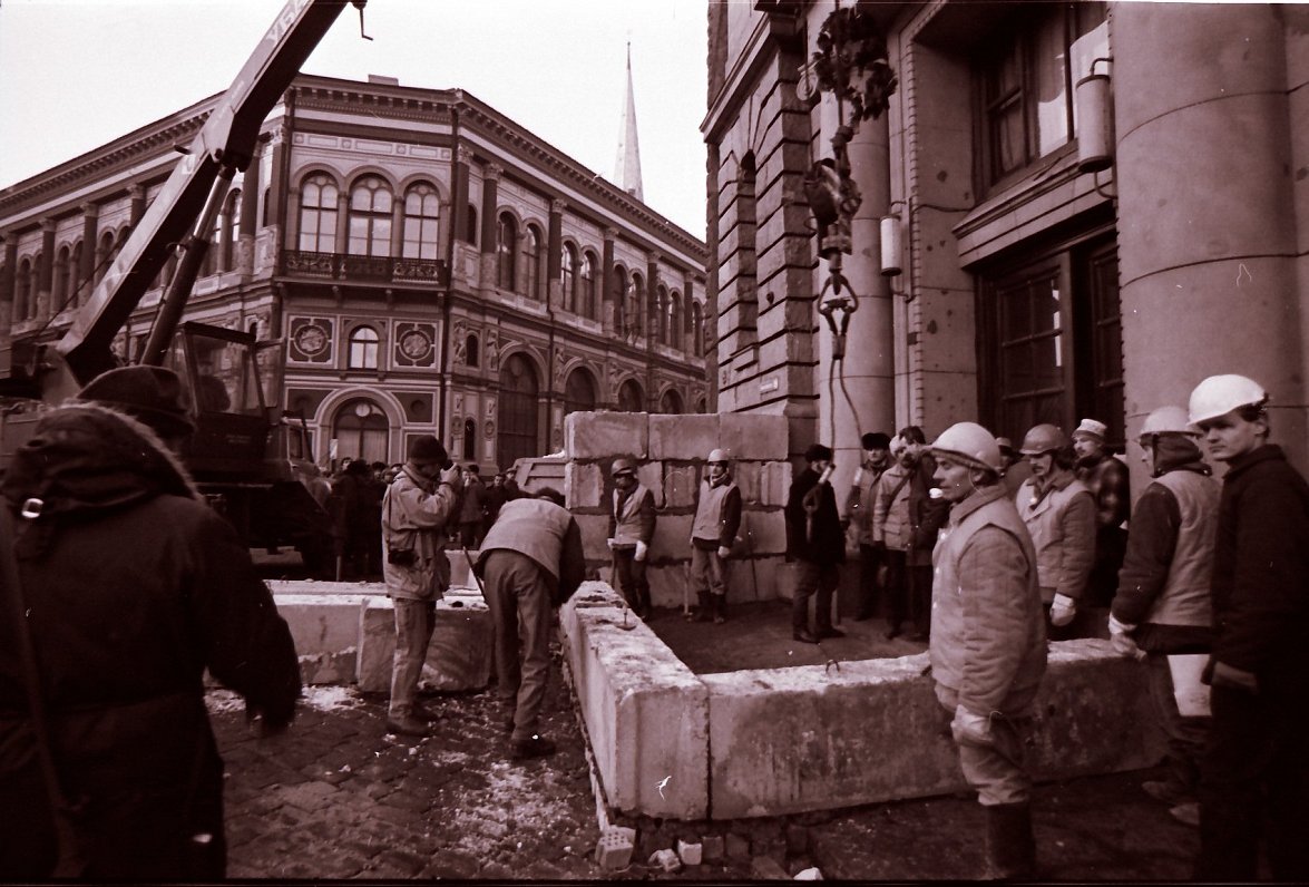 Tiek būvētas barikādes pie Latvijas Radio ēkas