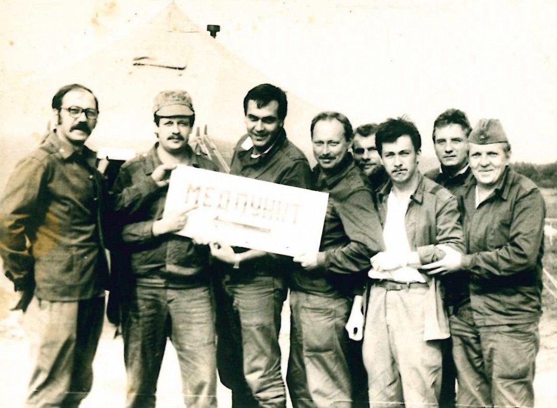 Černobiļa, 1986.gads, Ivars Kalada (otrais no kreisās) tur zīmi