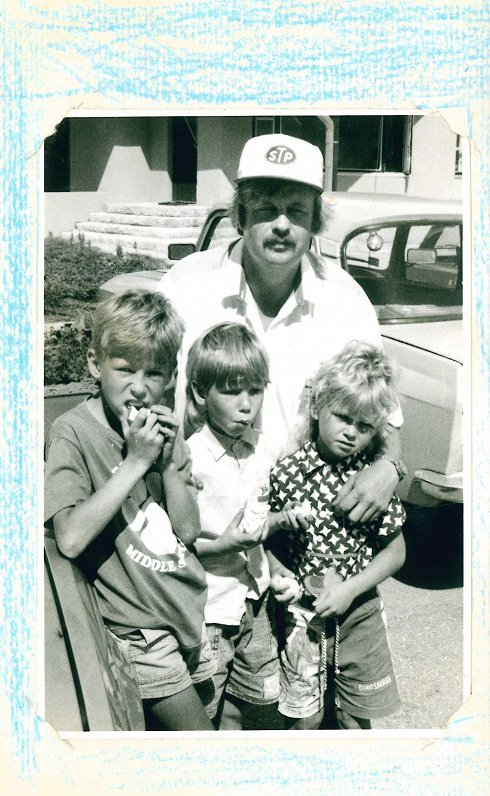 Attēlā Ivars Kalada ar saviem bērniem, 1997. gads