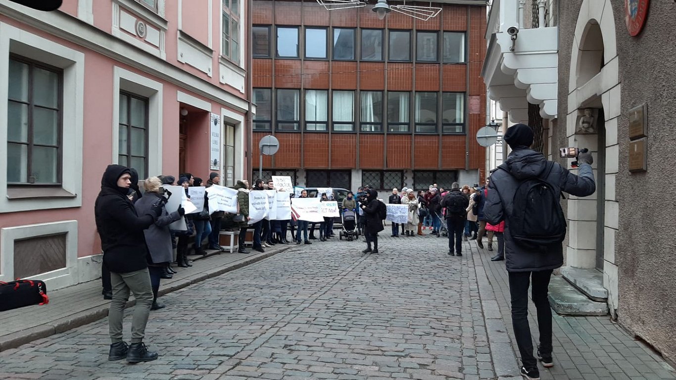 Rīgā piketā prasa Dānijai neizdod Latvijas pilsoni tiesāšanai Dienvidāfrikā, 15.01.2020.