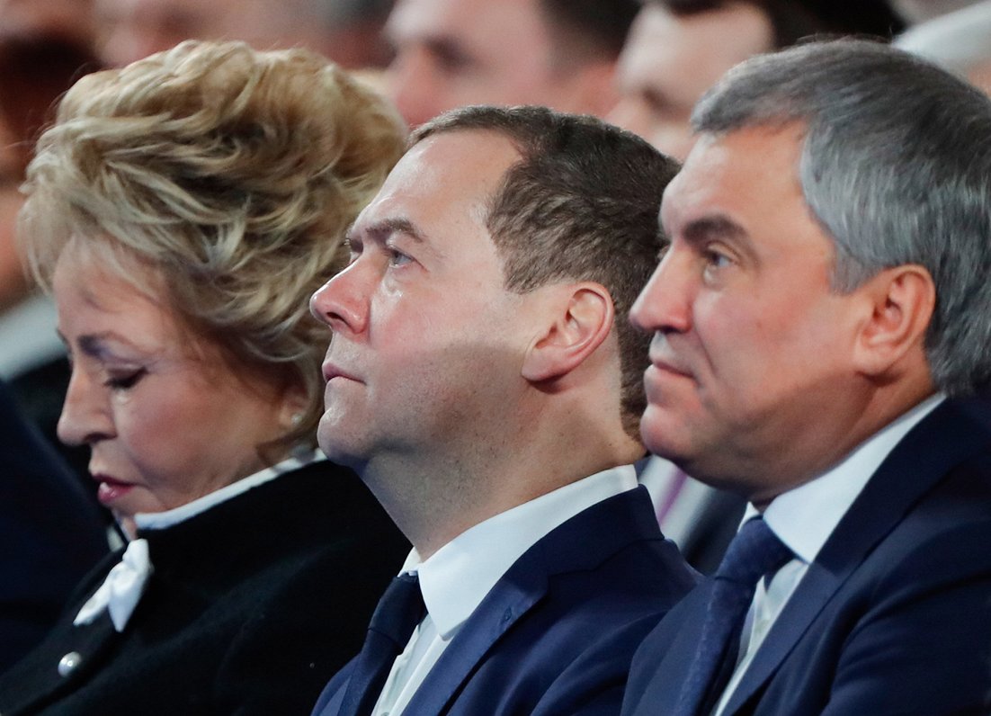 Экс-премьер-министр РФ Д. Медведев (в центре).