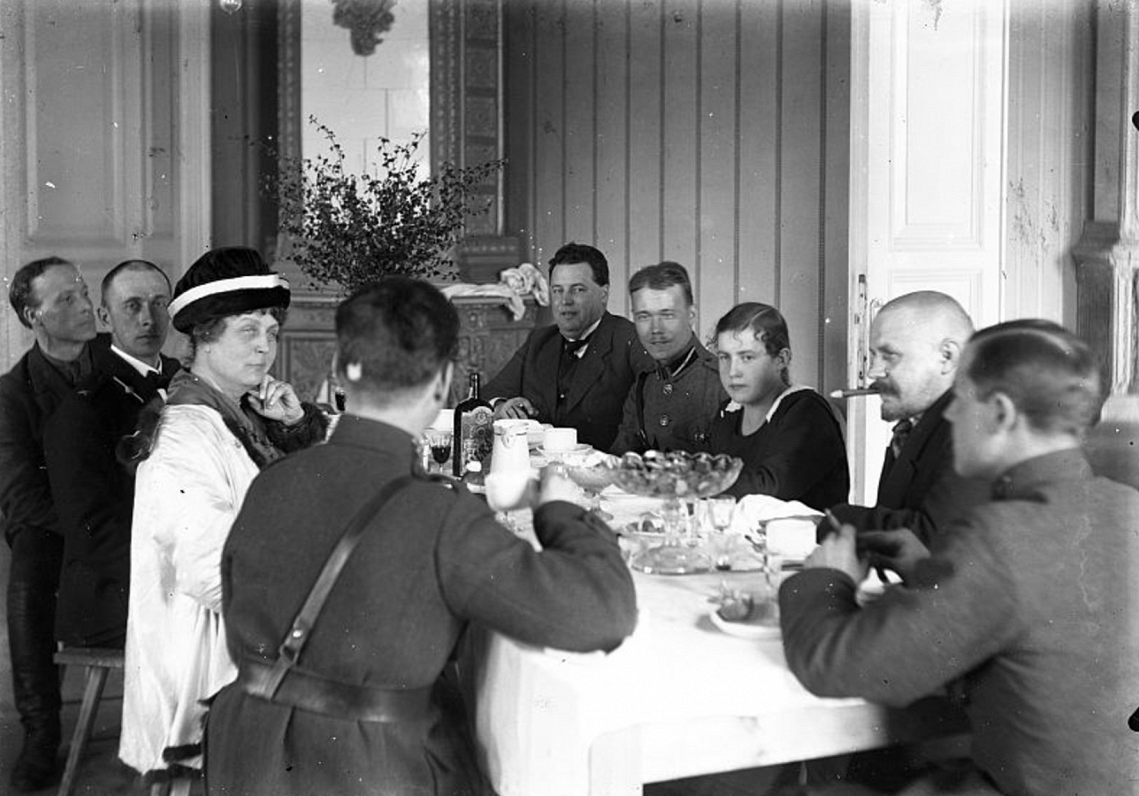 Zemgales artilērijas pulka virsnieki saviesīgā pasākumā 1920. gadā