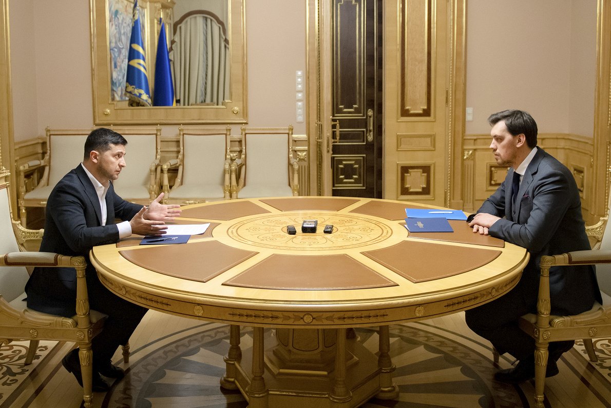 Attēlā Ukrainas prezidents Volodimirs Zelenskis un premjerministrs Oleksijs Hončaruks