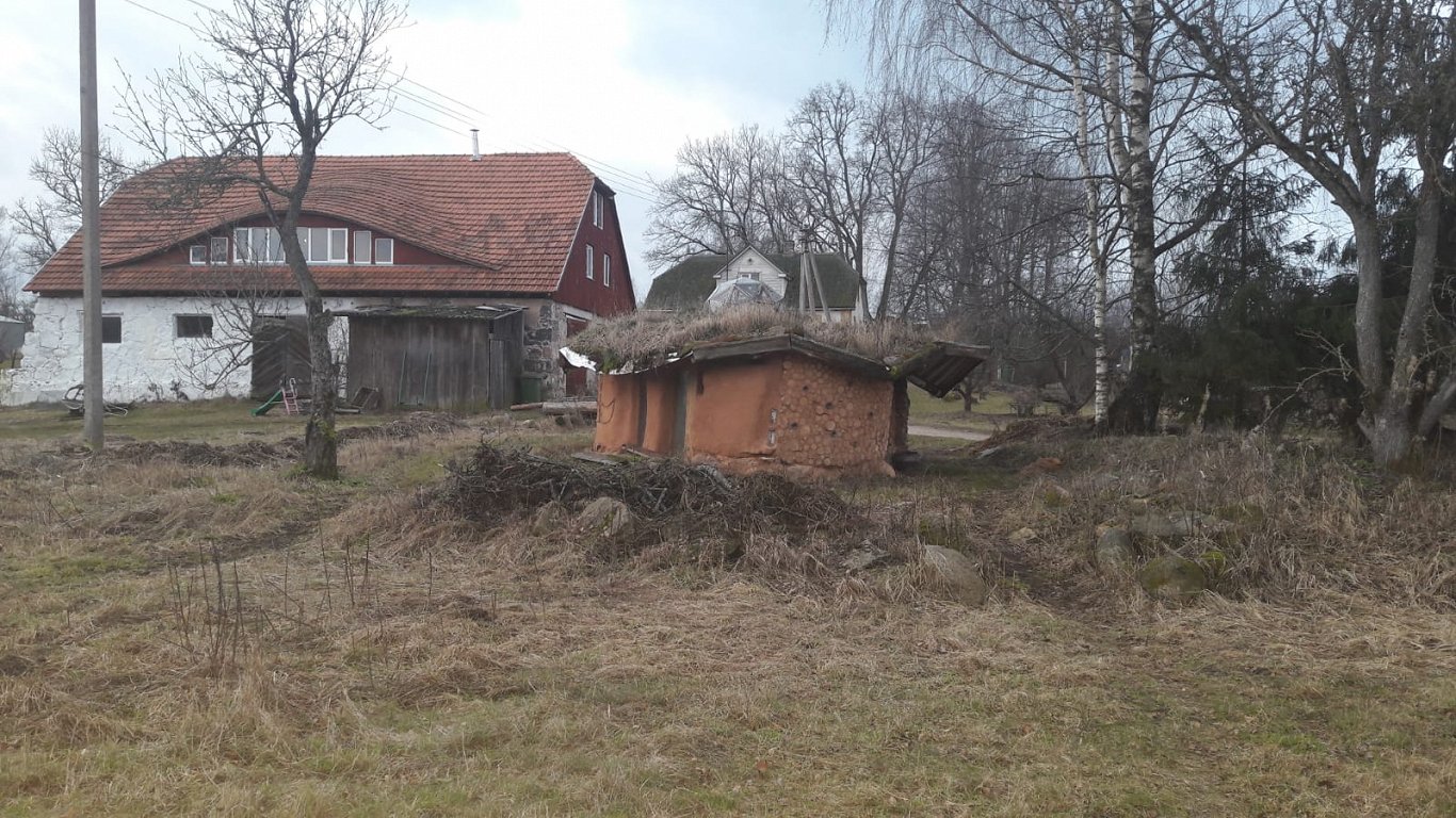 Экологичный «дом хоббитов» на хуторе под Смилтене.