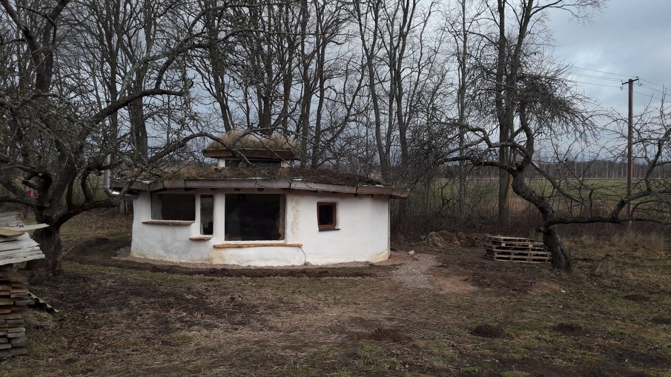 Экологичный «дом хоббитов» на хуторе под Смилтене.