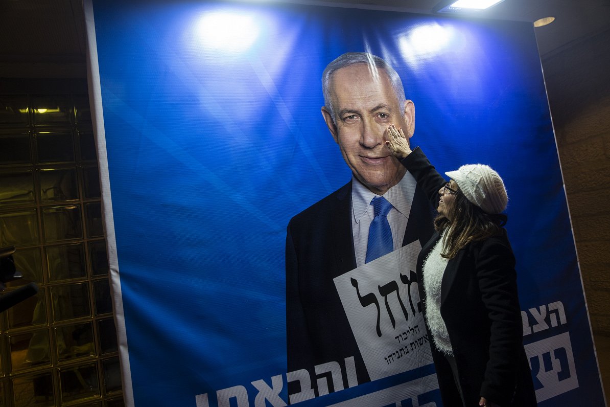 &quot;Likud&quot; vēlēšanu kampaņas plakāts ar Benjaminu Netanjahu