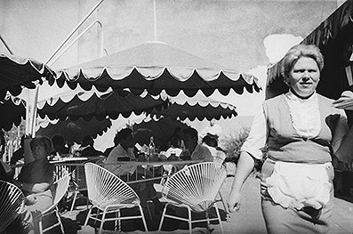 Мара Брашмане. Официантка кафе «Птичий сад». 1968.