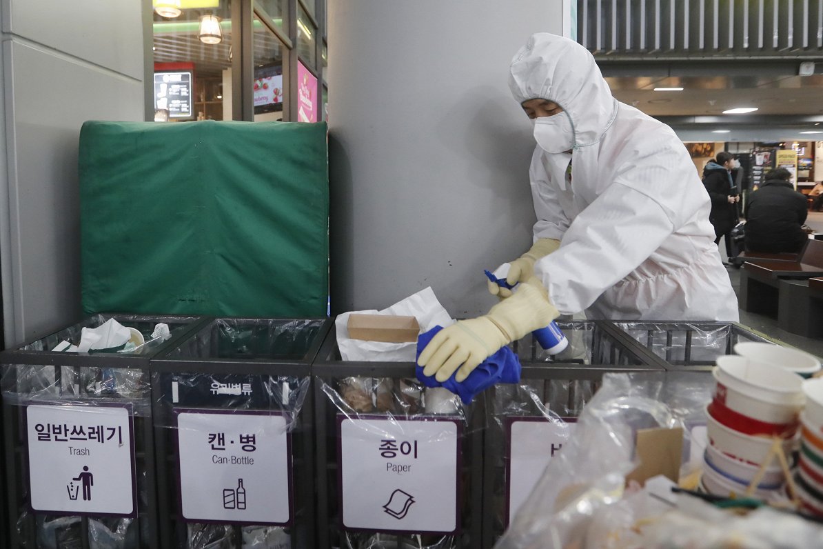 Dienvidkorejā darbinieks strādā, lai jaunais koronavīruss neizplatītos