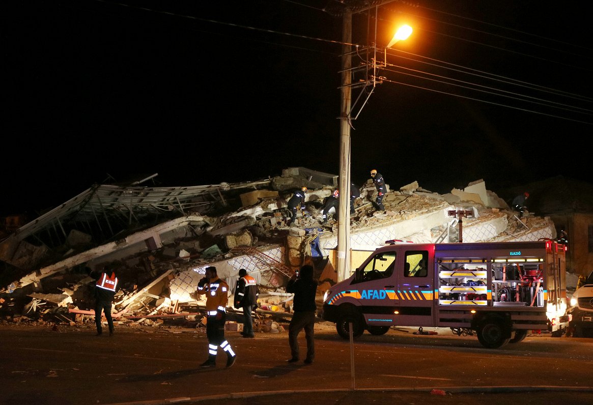 Glābēji strādā zemestrīcē sabrukušā ēkā Turcijā (24.01.2020)