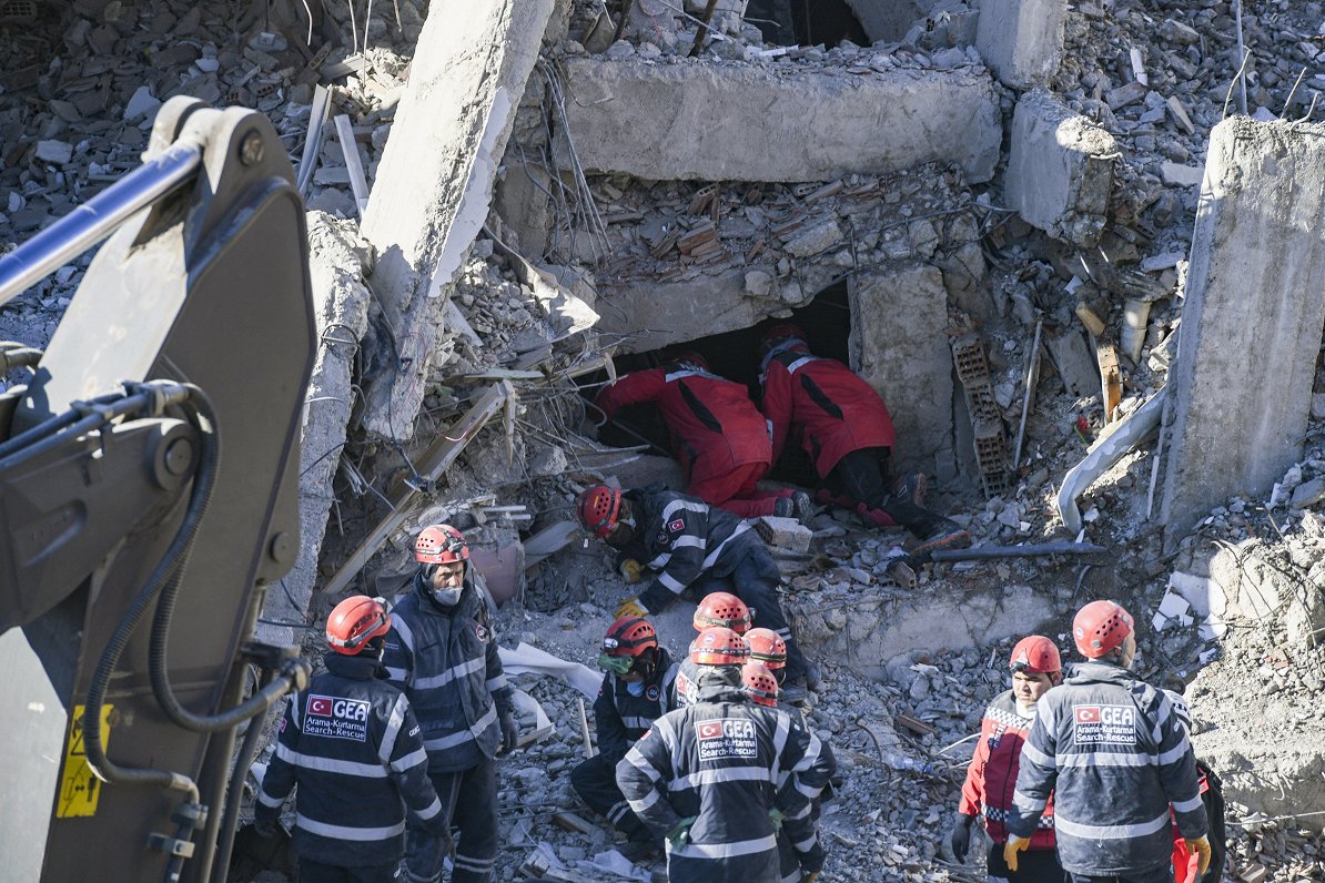 Glābēji turpina meklēt zemestrīcē izdzīvojušos (26.01.2020)
