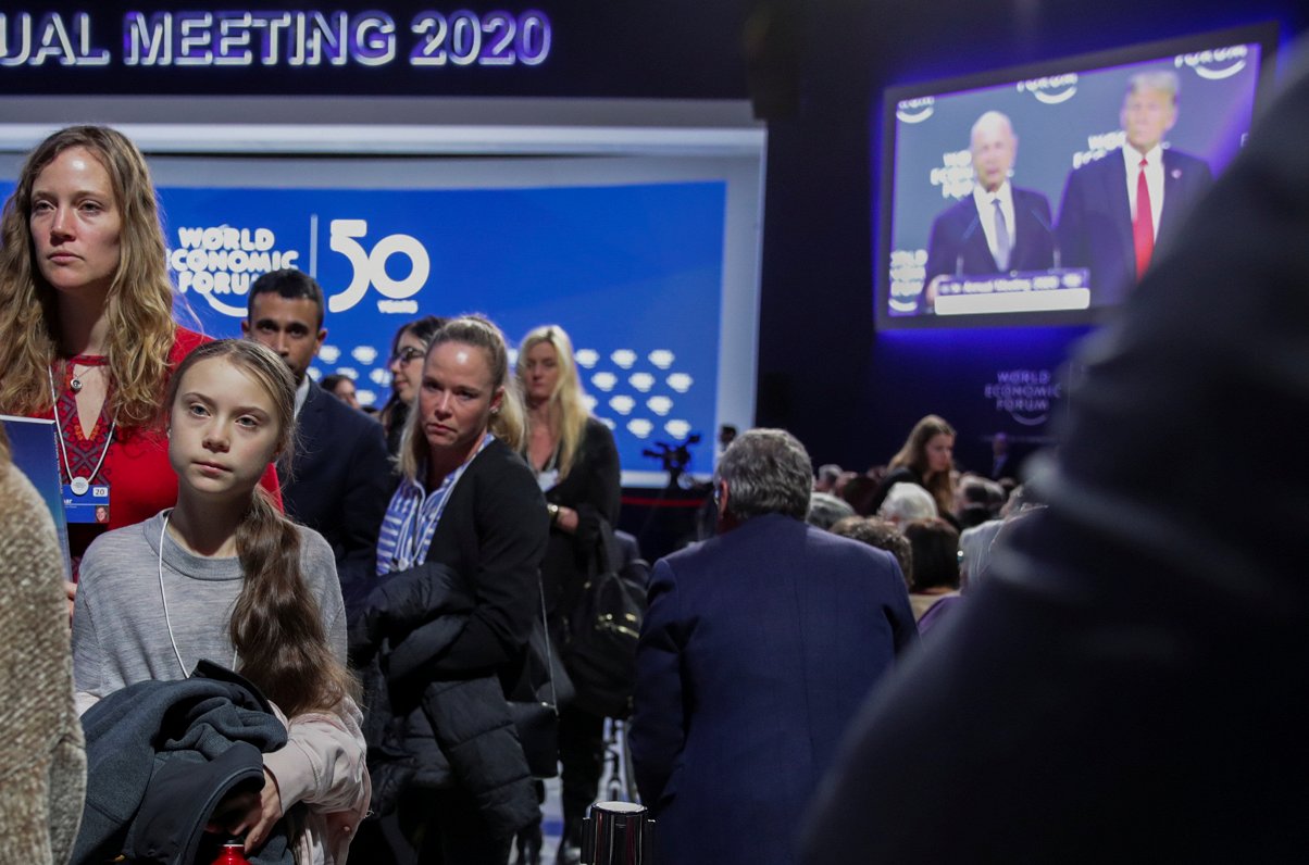 Vides aktīviste Grēta Tūnberga, aiz kuras redzams ASV prezidents Donalds Tramps. Davosas forums, 202...
