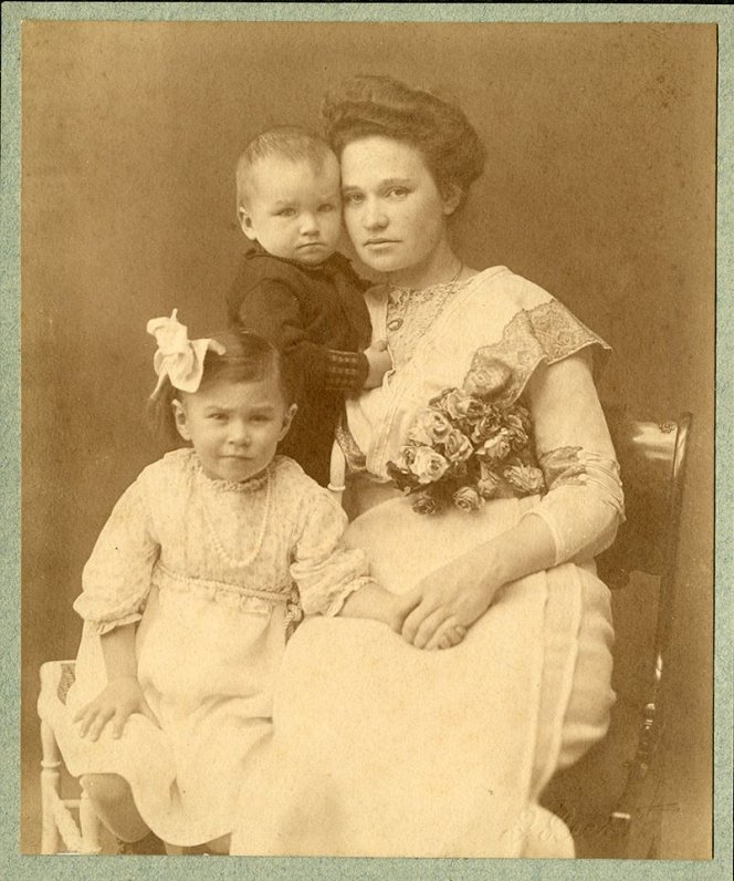 Mērija Grīnberga ar meitu Mēriju un dēlu Emanuelu